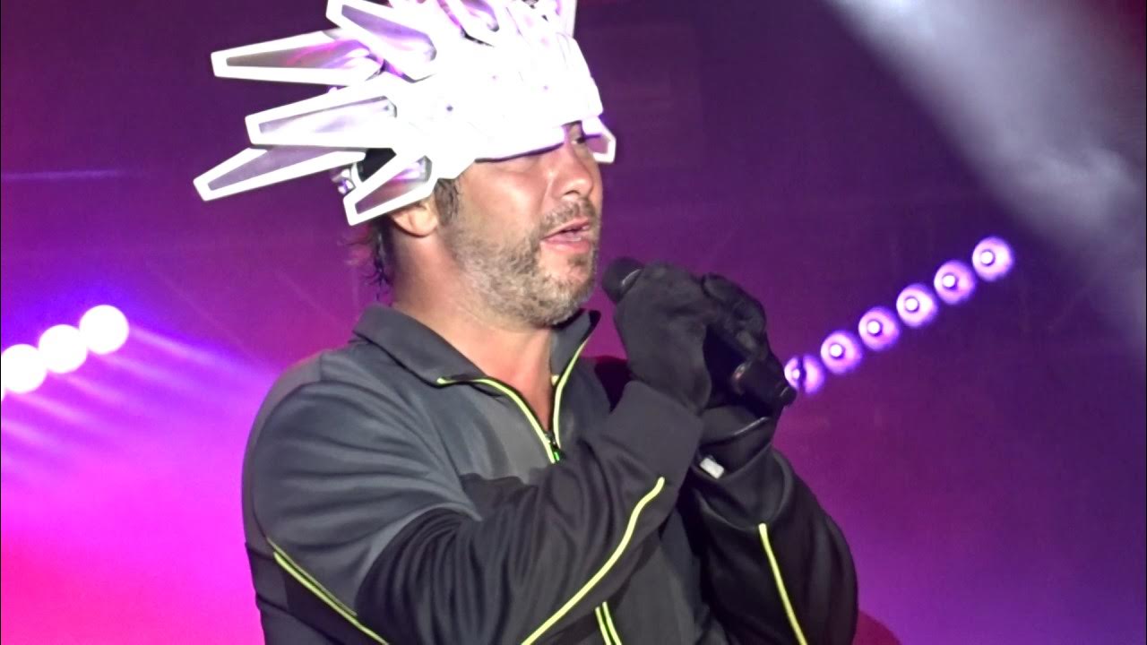 Группа jamiroquai. Jamiroquai 2023. Jamiroquai 2023. Jamiroquai 1993. Jamiroquai 2023.