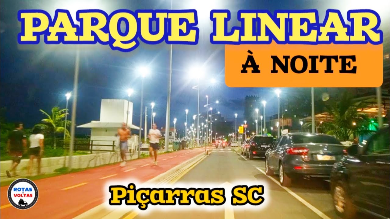 Piçarras brilhando à noite.