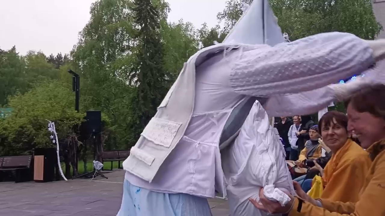 Лаборатория театр 3, уличный показ "Лабиринт снов", режиссёр Илья Лошаков, площадь резиденции Юность