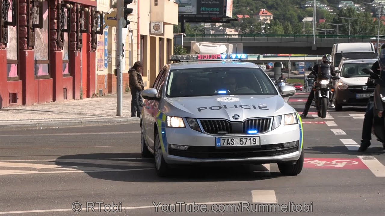 Prague Police cruiser responding - blue lights only & Holomy siren instead of red/blue[CZ 29.5.2023]