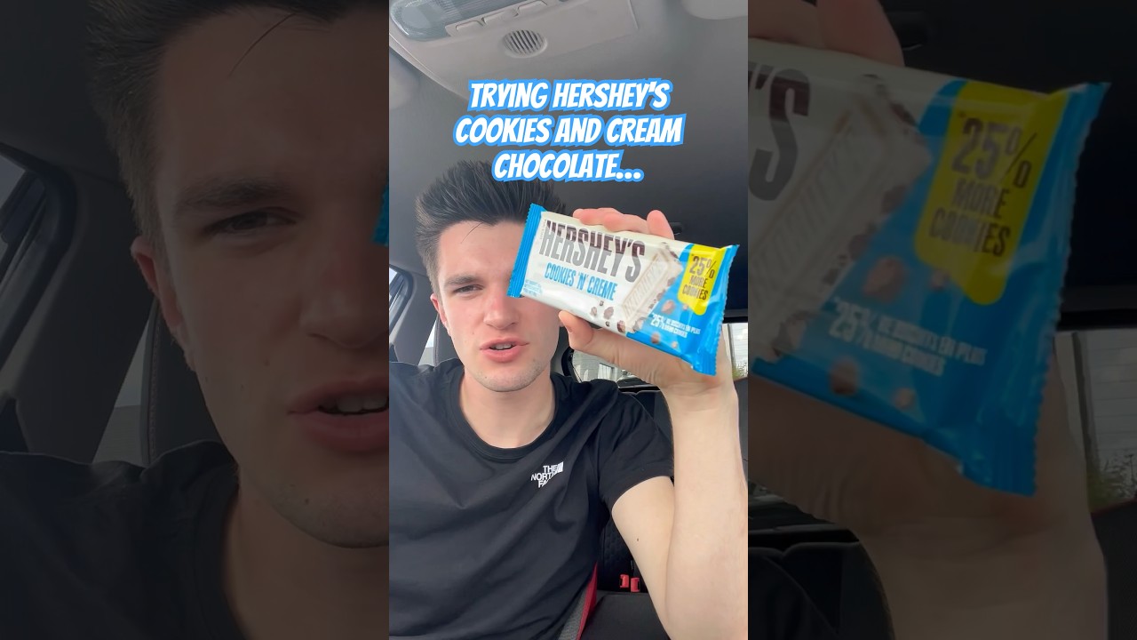 Пробую шоколадный батончик Hershey's со вкусом печенья и сливок 🍫
