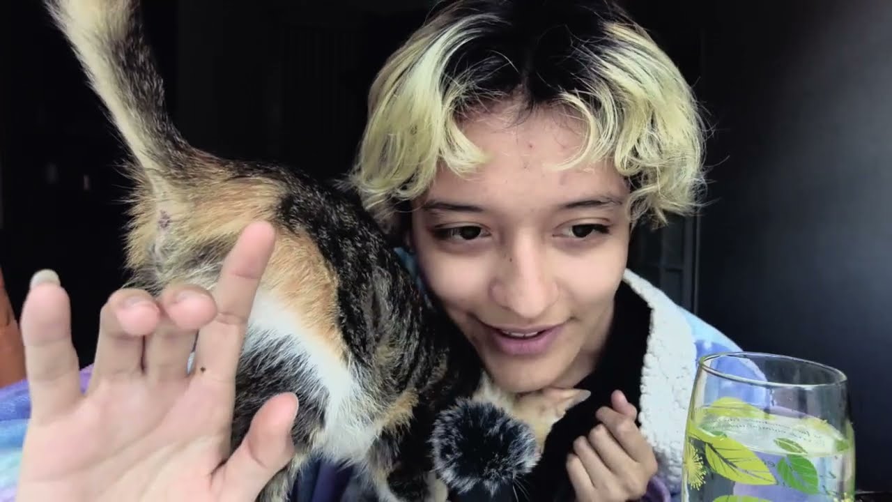 ASMR comiendo chocolate y les prestento a mi gatita 🐱🍫