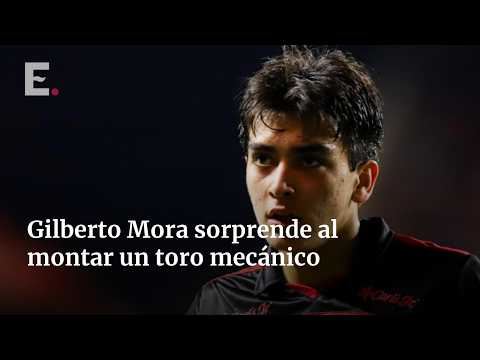 Gilberto Mora se anima con el toro mecánico en una fiesta