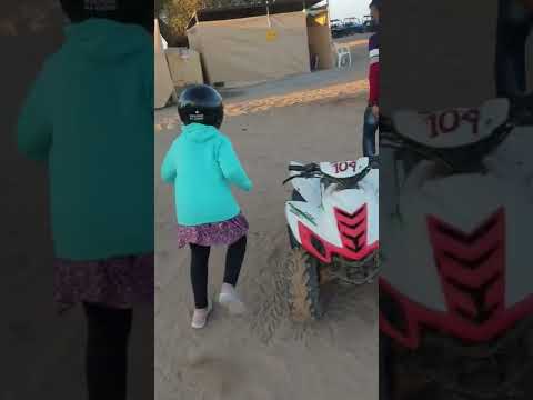 شهد وسعاد في منتزه الدراجات