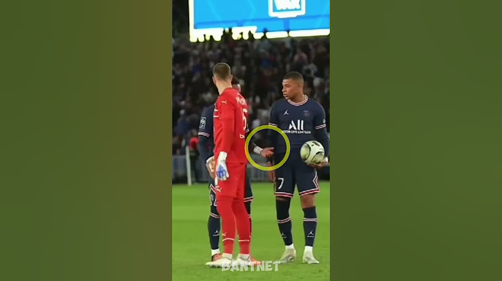 Mbappe takes penalty from Neymar and misses 😳