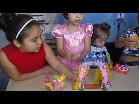 სამეფო თეატრი,  და სათამაშოების მაღაზიაში ნაყიდი სხვა სათამაშოები.