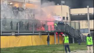 I tifosi del Catania invadono il campo del Padova per rubare uno striscione agli ultras image