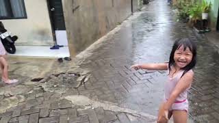 Dibolehin sama Bunda mandi hujan, Huri dan Mahia seneng bangett hujan-hujanan