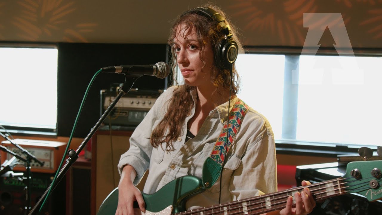 Guarda Queen of Jeans - Clever Hands | Audiotree Live su YouTube Guarda Queen of Jeans - Clever Hands | Audiotree Live su YouTube