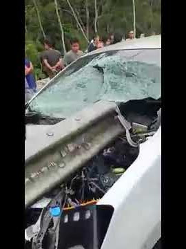 Mobil Tertusuk Pembatas Jalan