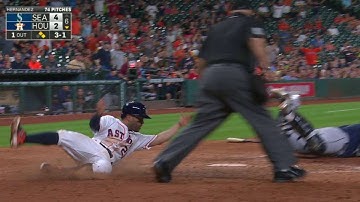 SEA@HOU: Altuve scores on a throwing error in the 6th