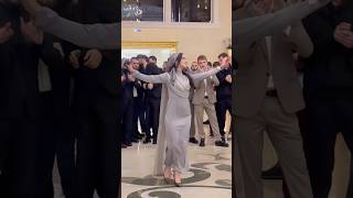 Как Же Она Танцует