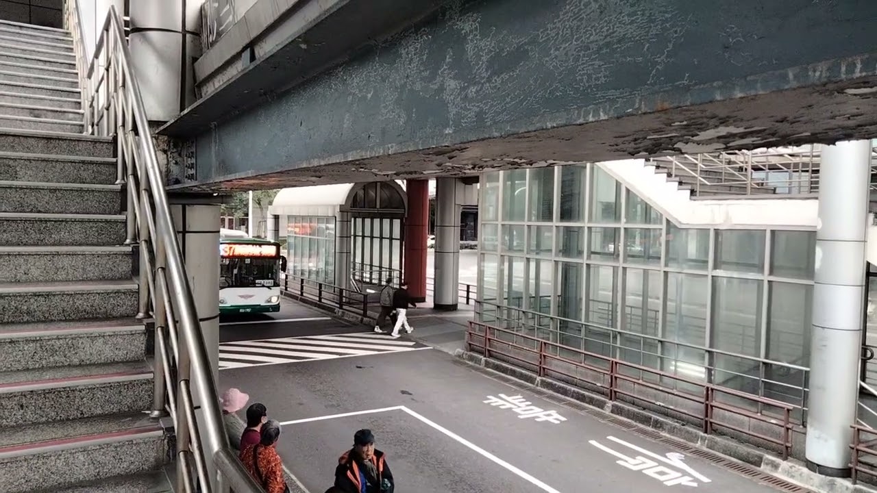 本人拍攝557部低底盤公車/本頻道1987部三重客運藍37公車2017年出廠成運五期低底盤公車捷運板橋站經浮洲橋往迴龍115/1/16板橋公車站第四月台進站