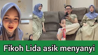 Fikoh Lida is having fun singing & Labeeqa is having fun swimming