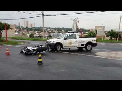 Motociclista fica ferida em acidente na Rômulo Lupo em Araraquara