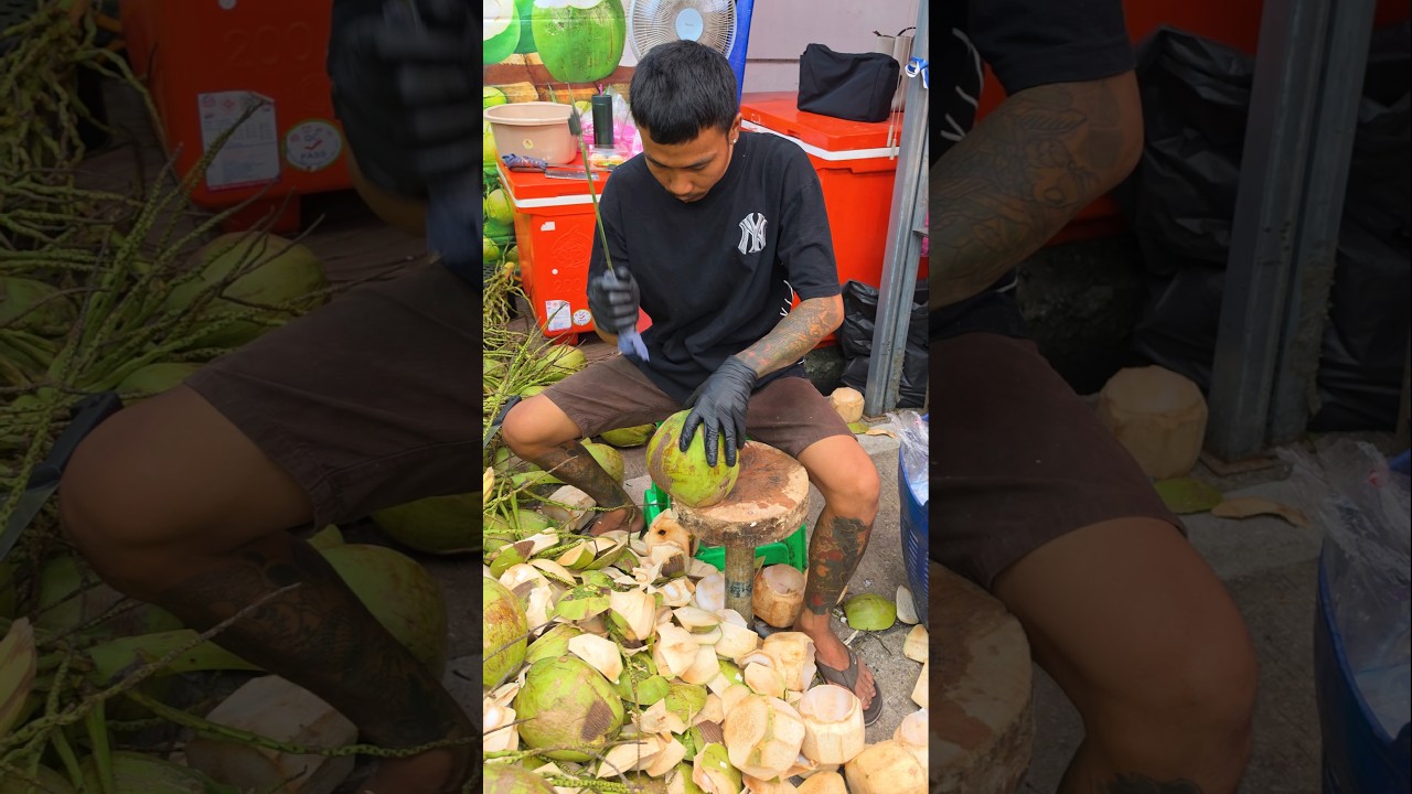신기한 손길로 알맹이만 쏙, 태국 전통 코코넛 손질의 달인 / Incredible Thai Traditional Coconut Peeling Mastery