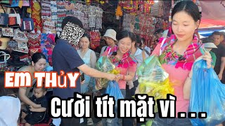 Download Lagu Em Thuỷ đi chợ cuối tuần và được trai tặng quà đặc biệt, em Thủy vui cười tít mắt vì sự bất ngờ này! MP3 Download Lagu Em Thuỷ đi chợ cuối tuần và được trai tặng quà đặc biệt, em Thủy vui cười tít mắt vì sự bất ngờ này! MP3