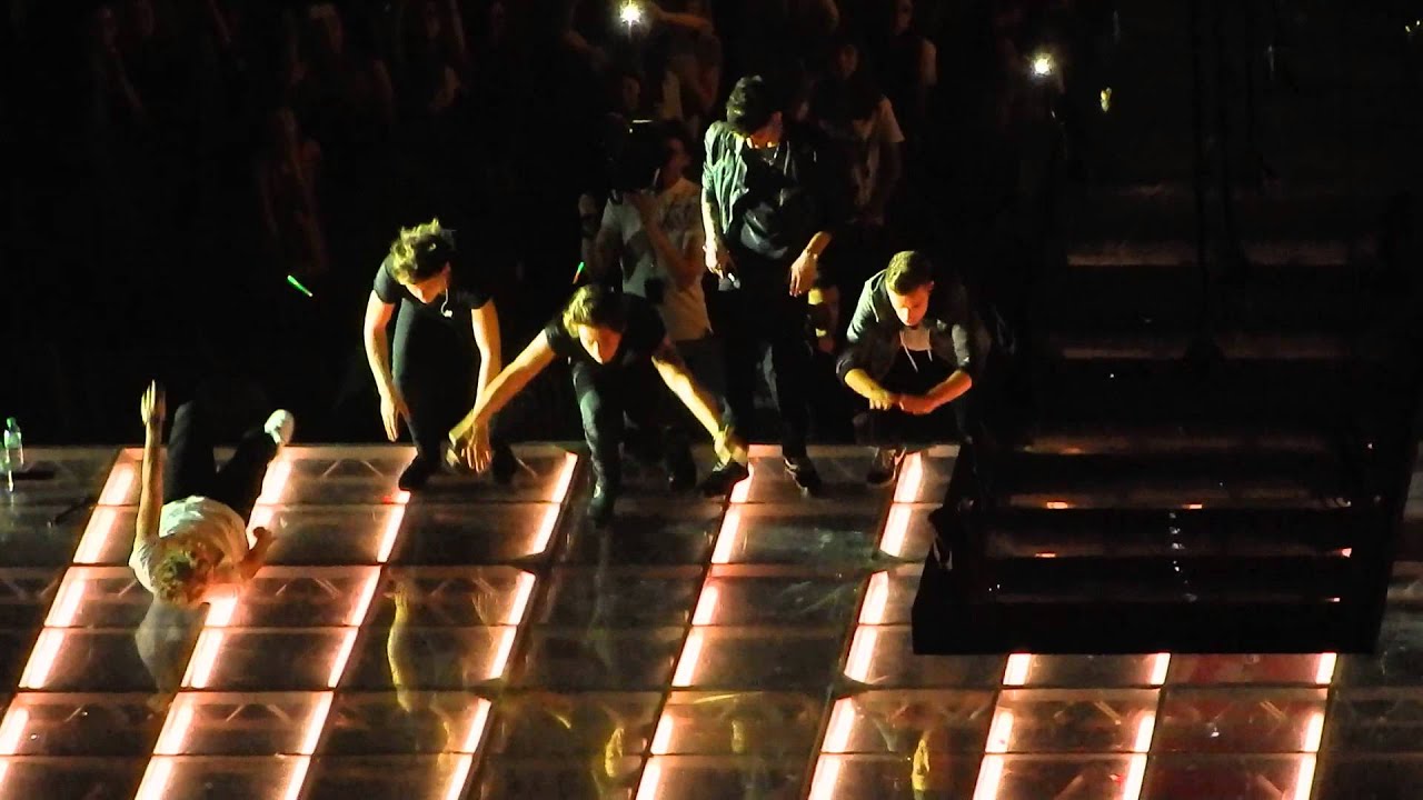 Swimming Competition - One Direction - O2 Arena Berlin, Germany - YouTube