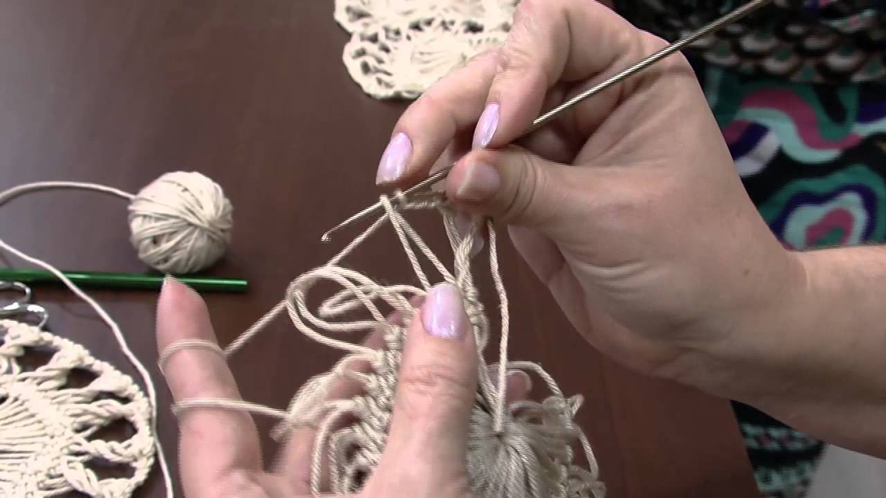 Mulher.com 04/06/2014 - Blusa Marrom Croche Grampo por Helen Mareth