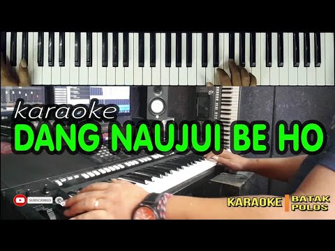 nyanyi lagu Batak sang naujui beho.   Dengan kk indah.  ❤️❤️
