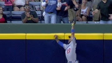 LAD@ATL: Kemp makes an impressive leaping catch