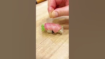 Đầu bếp Nhật làm sushi cá ngừ đại dương