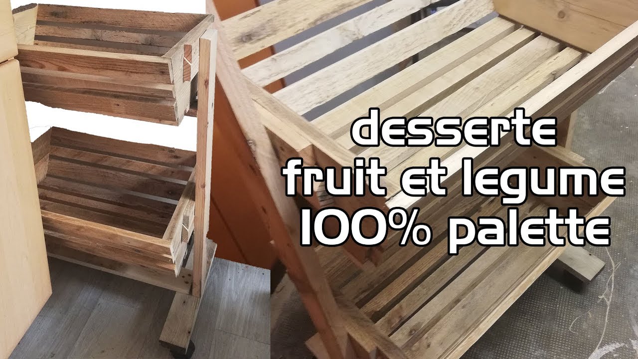 Panier avec légumes et fruits en bois