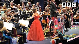 Miniatura del video "A sing along Mary Poppins Medley to celebrate its 50th anniversary | Proms - BBC"