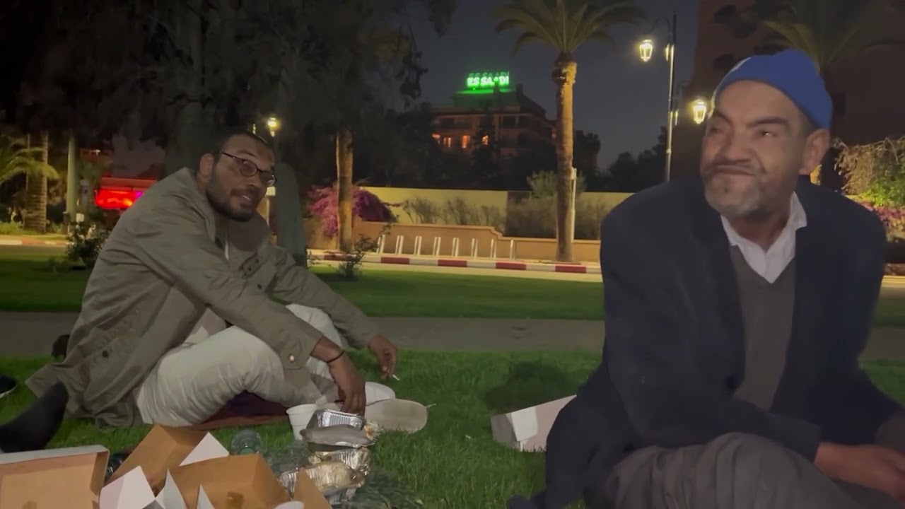 فطور ولا اروع بالشارع وسط كيليز، ودائما الضحك والنشاط مع ولاد لخير