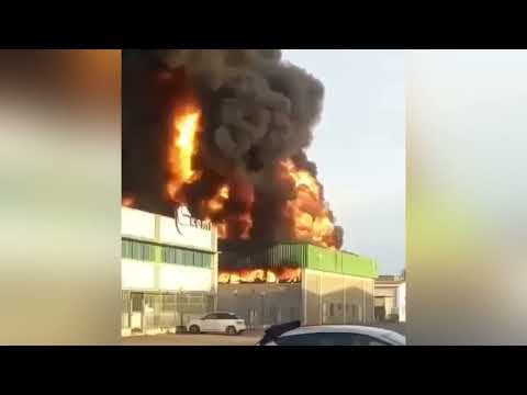 Incendio a Novara in un'azienda chimica