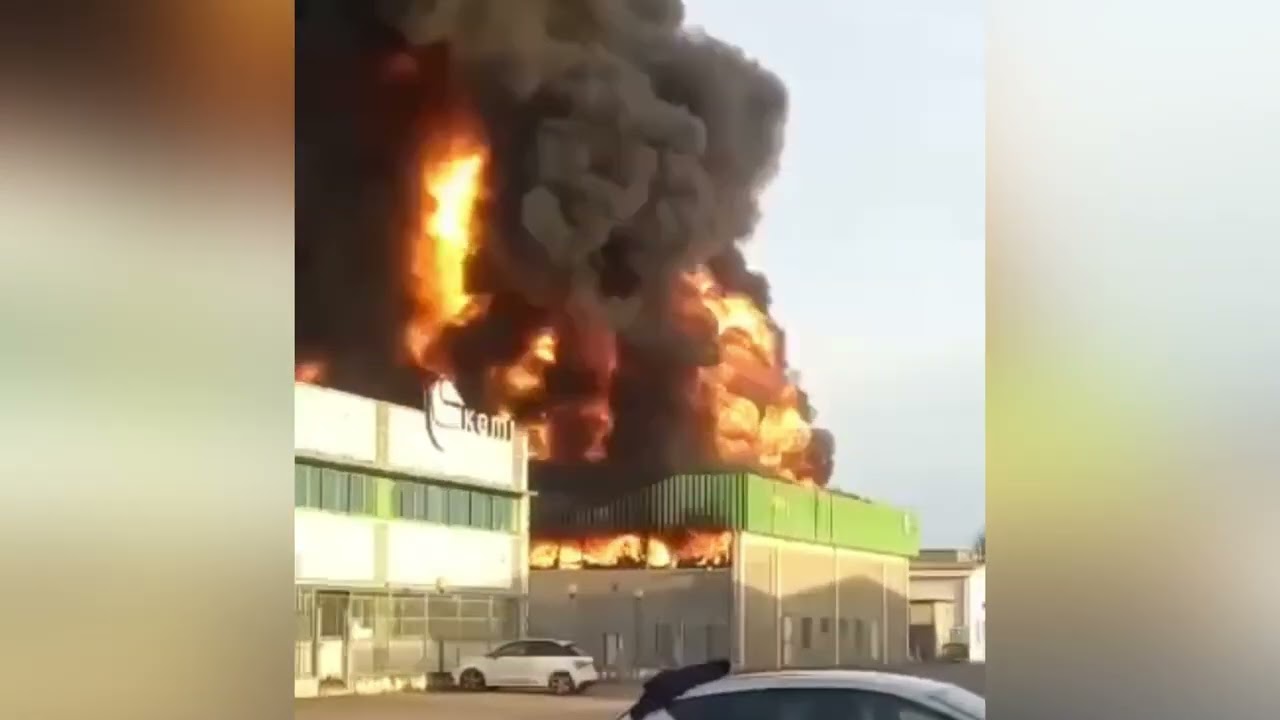 Incendio a Novara in un'azienda chimica