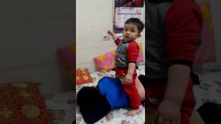 Tutututu.... ashton 坐哥哥的身上