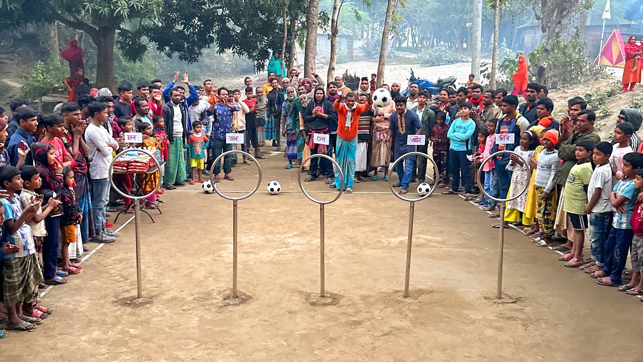 রিং এর মধ্য বল ছুড়ে চাল, ডাল, তেল জেতার চ্যালেঞ্জ। নতুন গ্রামে নতুন খেলায় গ্রামবাসী আনন্দে মেতে উঠলো