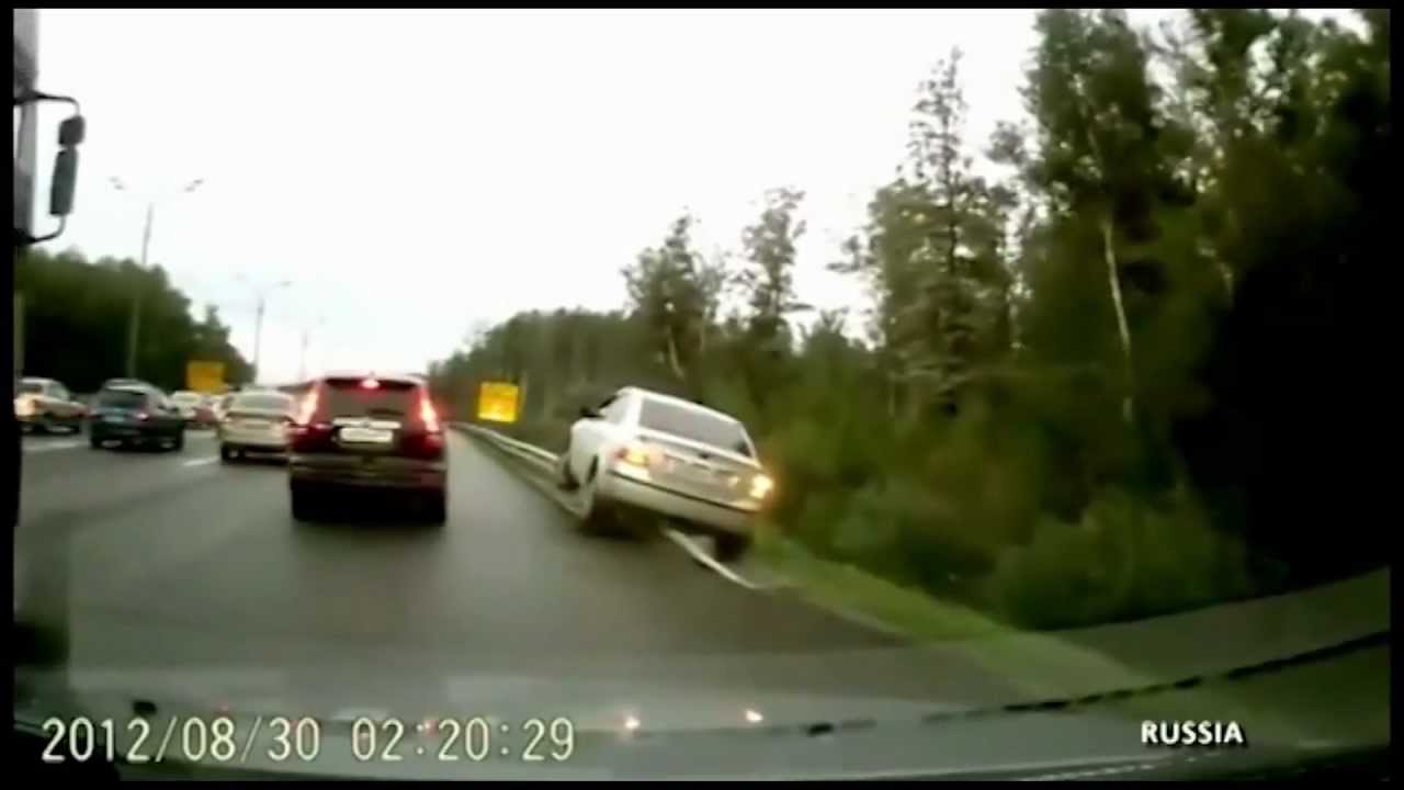 неукрепленная обочина. неукрепленная обочина. обочина дороги. неукрепленная влажная обочина. влажная обочина.