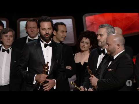 Video: Helena Bonham Carter y Colin Firth ganan los Oscar británicos