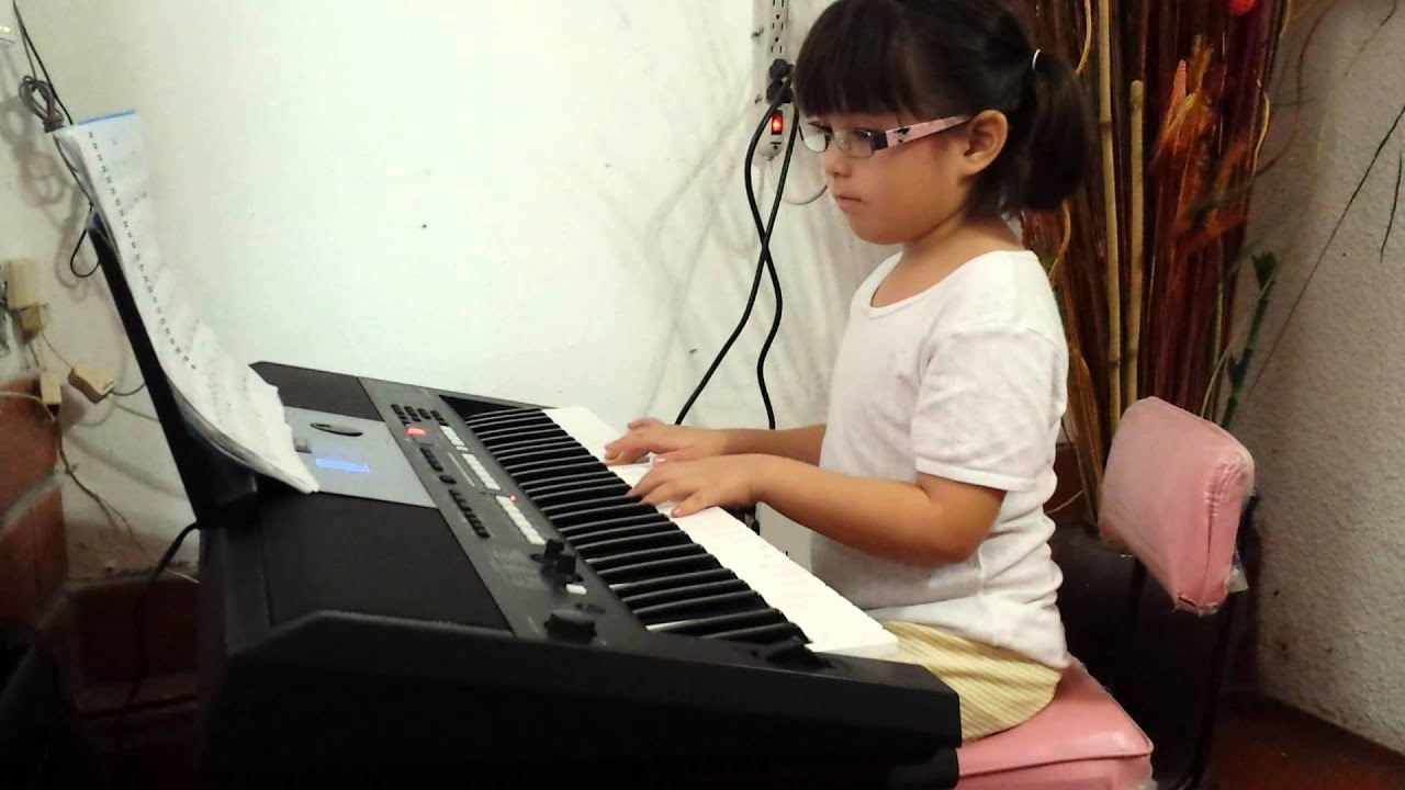 Resultado de imagen para imagen de niña tocando teclado