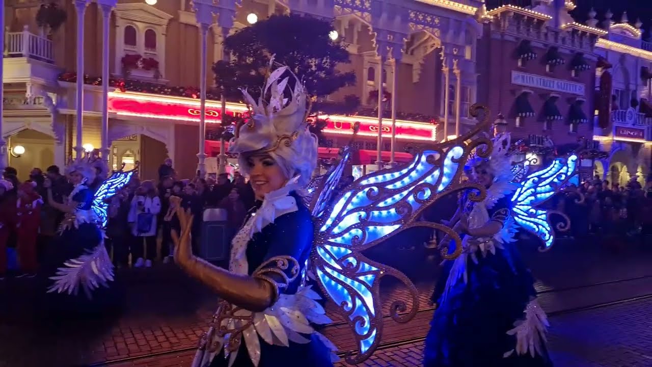 Mickey's Dazzling Christmas Parade , Disneyland Paris, 23 Dec 2022,  Christmas tree 🎄 Parade de Noël