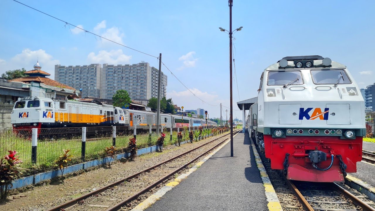 Kereta Yang Kami Naiki Disalip Kanan Di Stasiun Ciroyom.