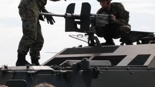 82式指揮通信車上でのM2重機関銃の取り外し