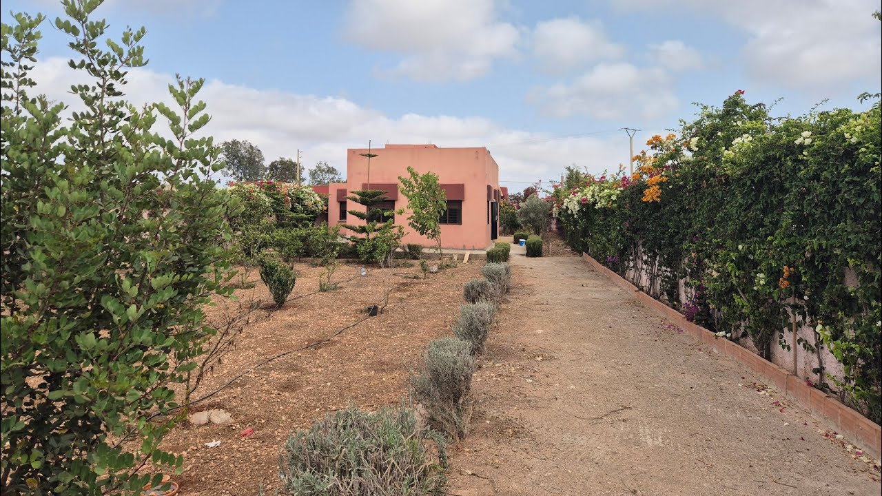 فيرمة صغيرة محفظة مجهزة بالمنزل والماء والكهرباء على طريق ثانوي 7 كم من مدينة الجديدة 0673426191