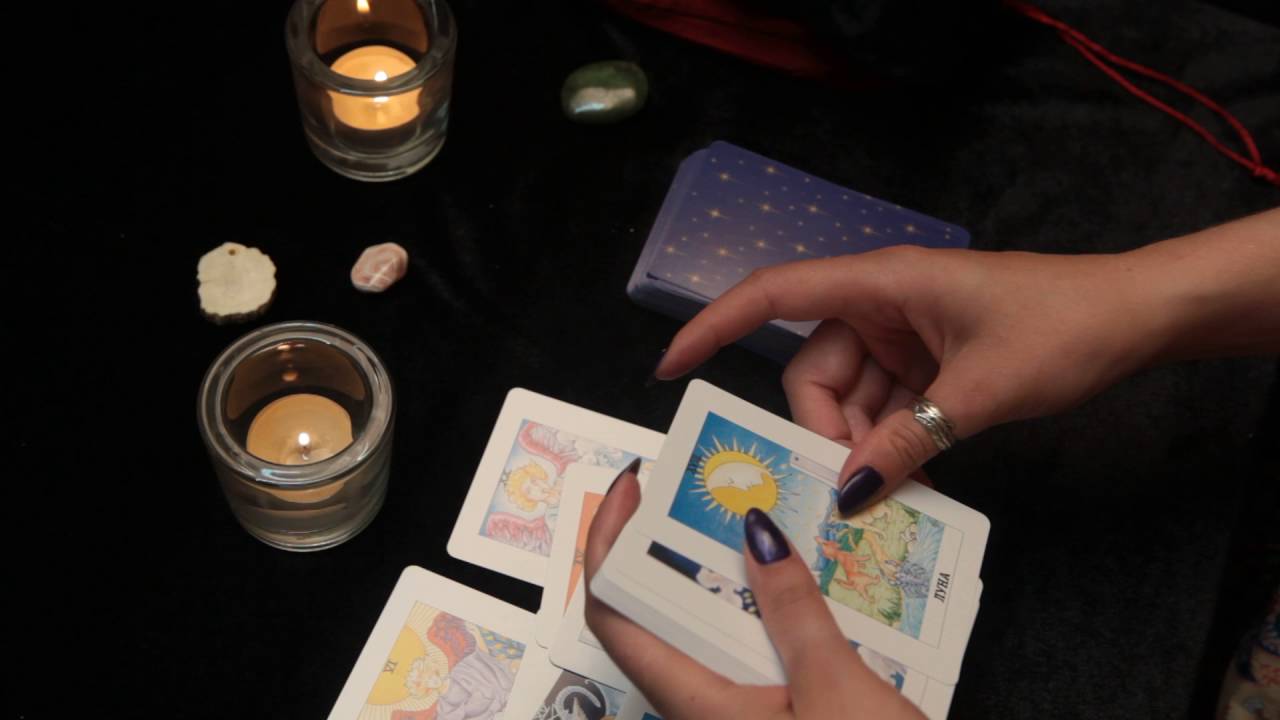 девушка с картами таро. гадалка. колдунья с картами таро. образ гадалки. как стать гадалкой.