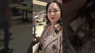 NGUYỄN PHƯƠNG HẰNG LIVE ĐÃ ĐẾN SÂN BAY ĐỂ LÀM THỦ TỤC ĐỂ SANG HOUSTON KIỆN NHIỀU THÀNH PHẦN BA QUE