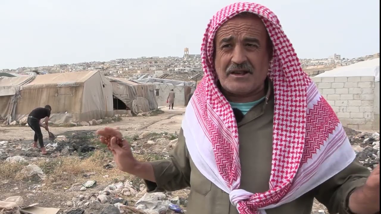 معاناة صعبة يعيشها سكان مخيم الأمل في ريف إدلب الشمالي من تراكم القمامة قرب الخيام