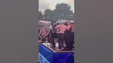 Fans on stage with Wizkid during the performance..♥️🦅