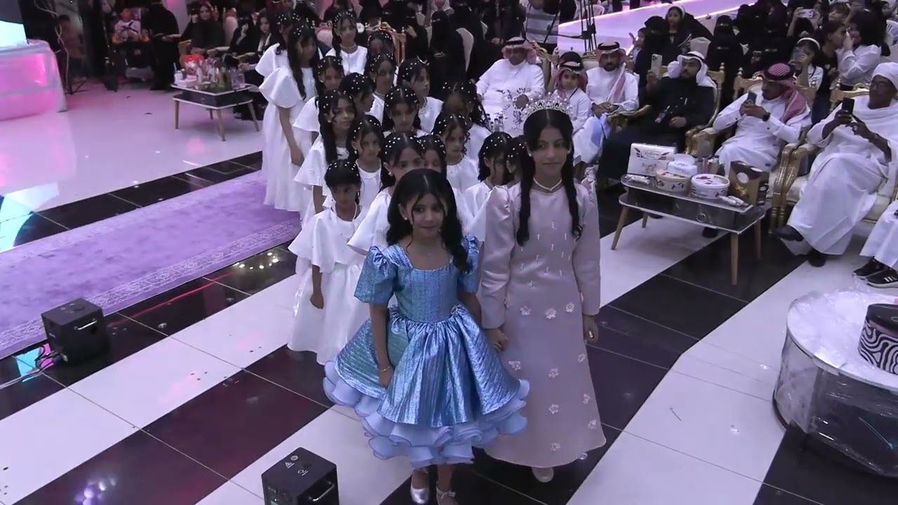 دخول المودعة اميره عبده للمسرح مع ترف العبيدي و زهرات اطفال ومواهب