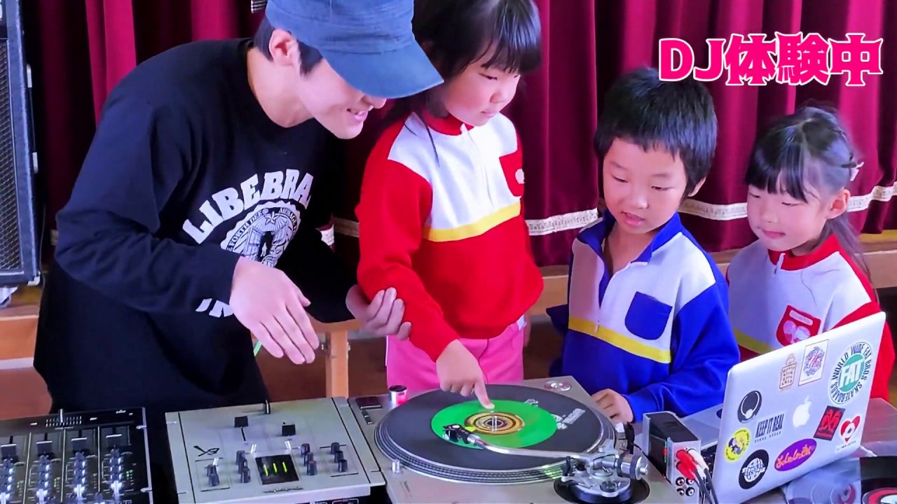 Dj体験 幼稚園児にスクラッチとサンプラーを触らせてみた はるな幼稚園 福島県いわき市 Youtube
