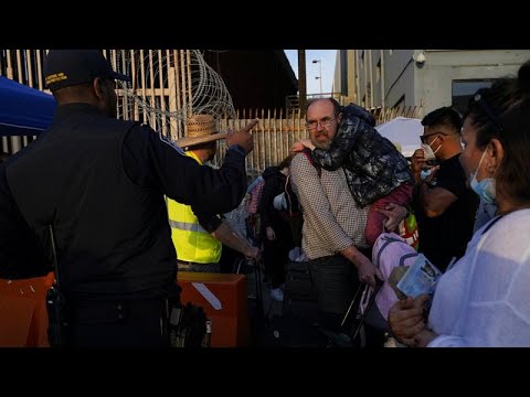Los migrantes latinos denuncian el trato preferente a los ucranianos en la frontera de EE.UU.