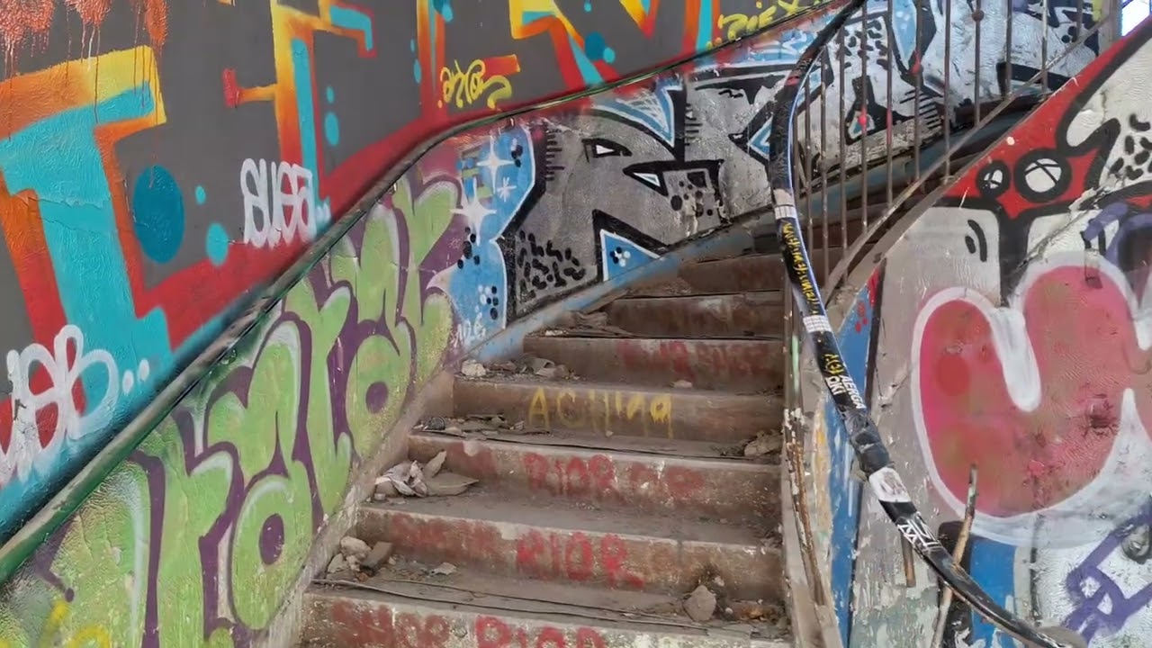 Eine ehemalige, verlassene Militärstadt mit Kasernen im Wald, die zwischen 1948 und 1992 aktiv war.