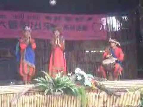 Sandimen singers perform