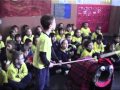 Els alumnes de 1r de primària del Col·legi La Salle de la Seu d'Urgell fan cagar el tió.